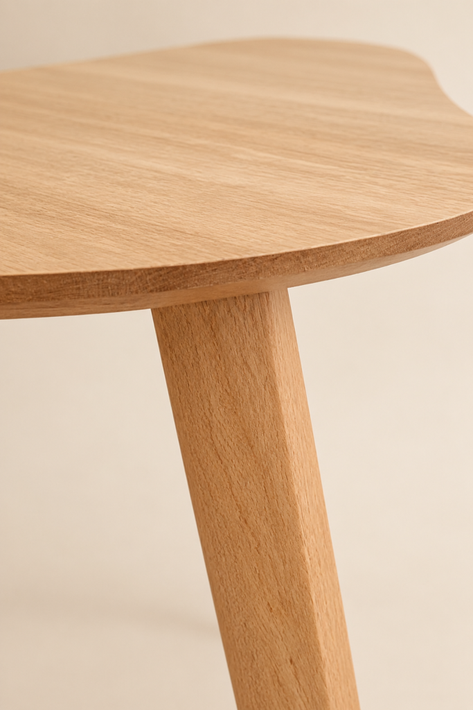 Соединение деревянной ножки со столешницей дизайнерского стола All in Wood из массива бука